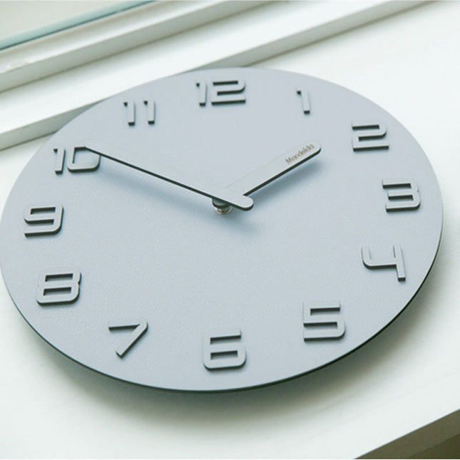 Vægur i træ med 3D-tal