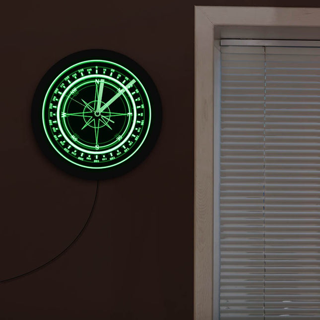 Rundt LED vægur med kompas design