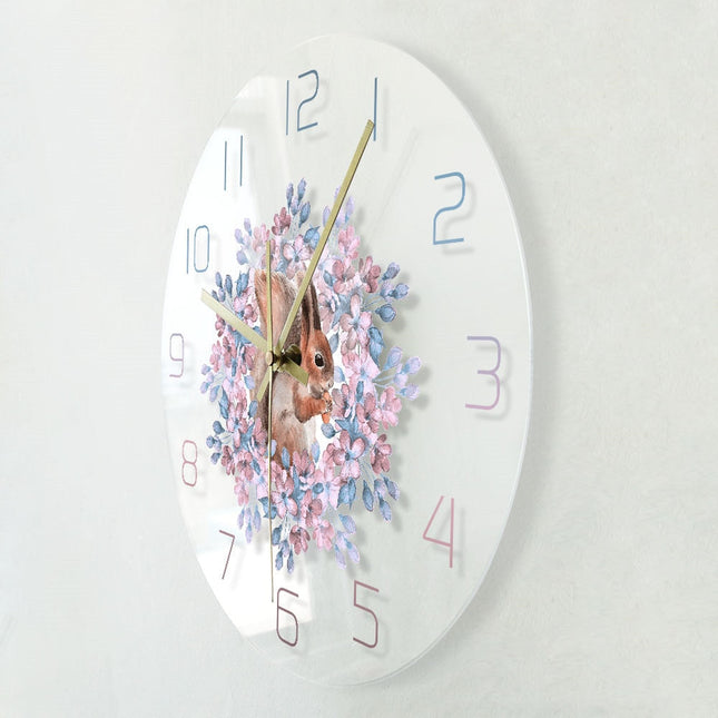 Dekorativt vægur med egern og blomster