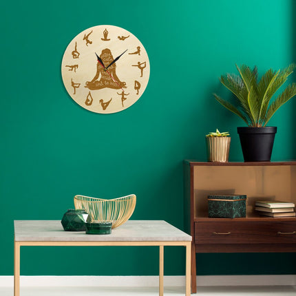 Vægur i træ med yoga positioner