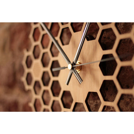 Vægur i træ med honeycomb mønster