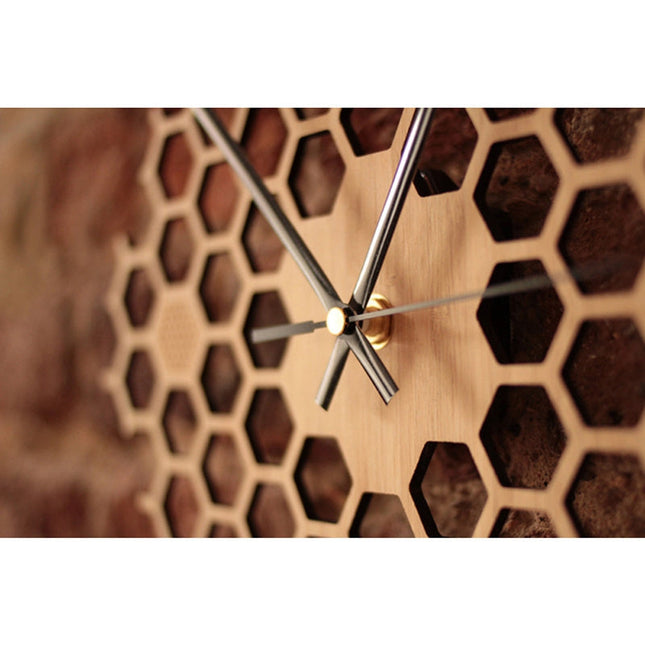 Vægur i træ med honeycomb mønster