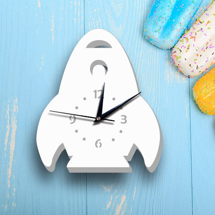 Hvidt vægur formet som raket