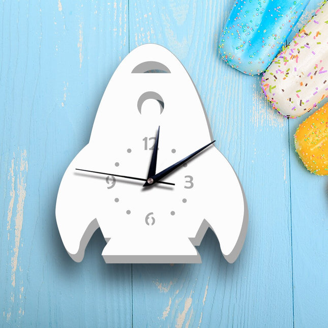 Hvidt vægur formet som raket