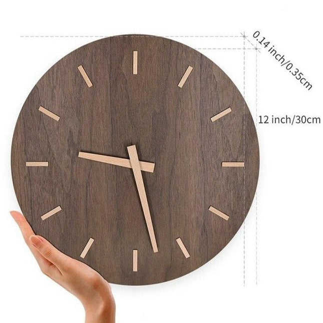 Minimalistisk vægur i mørkt træ