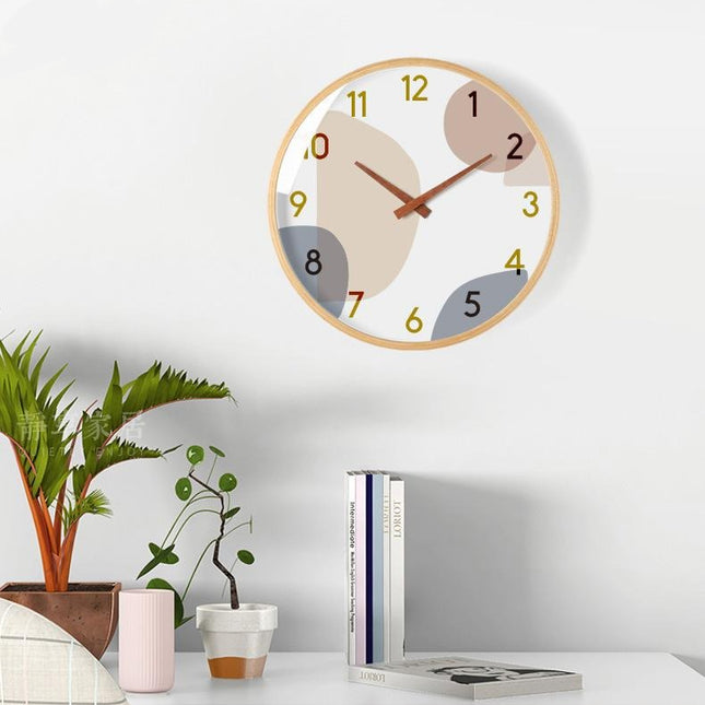 Kreativt vægur med abstrakte former