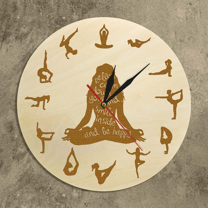 Vægur i træ med yoga positioner