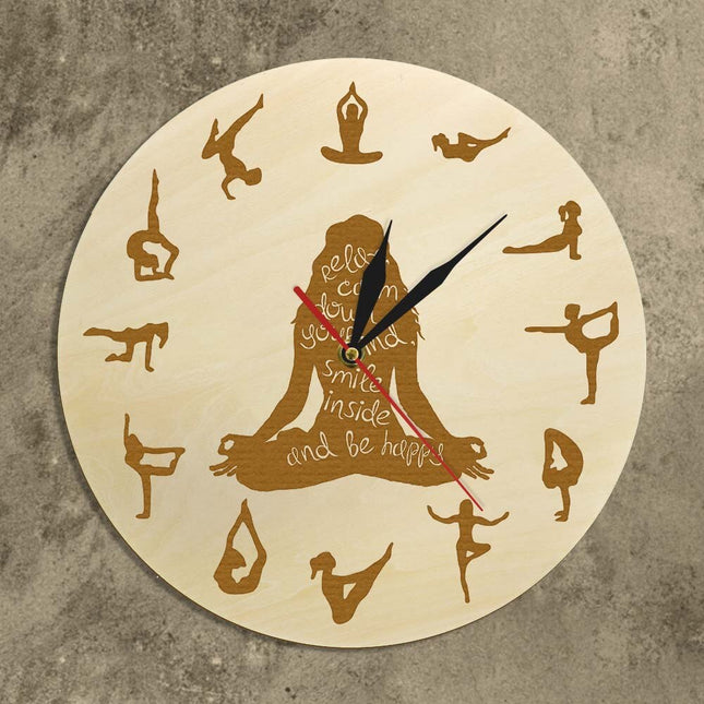 Vægur i træ med yoga positioner
