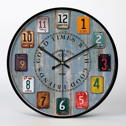 Retro vægur med gamle nummerplader design