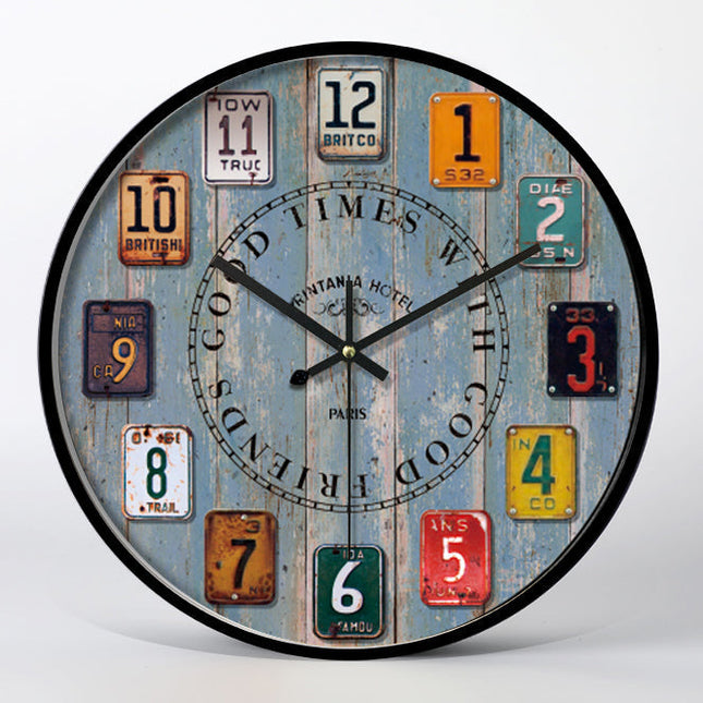 Retro vægur med gamle nummerplader design