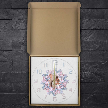 Dekorativt vægur med egern og blomster