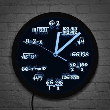 Vægur med matematiske formler og LED