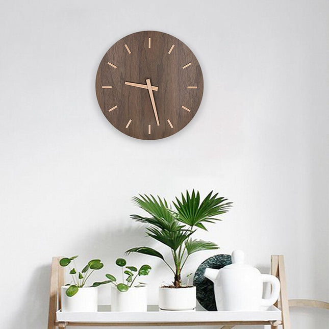 Minimalistisk vægur i mørkt træ