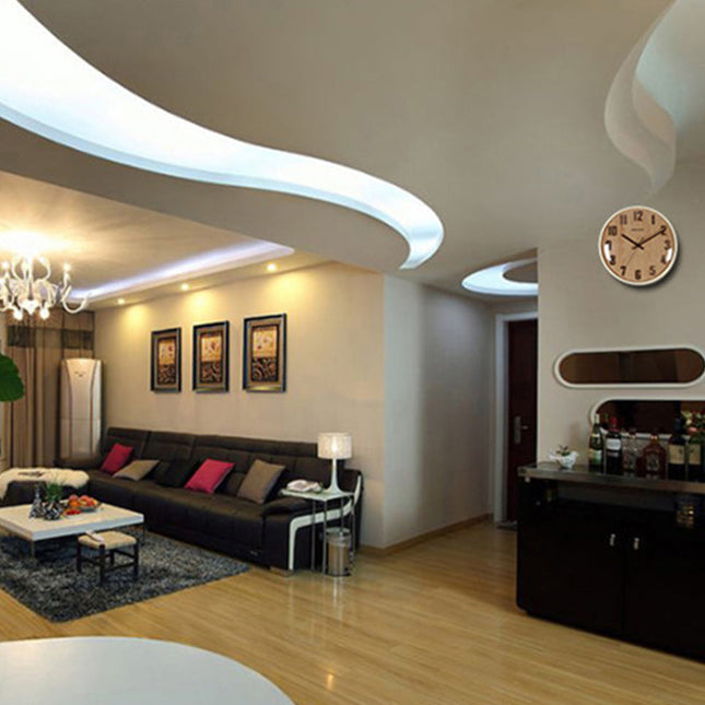 Rundt vægur i mørkt træ