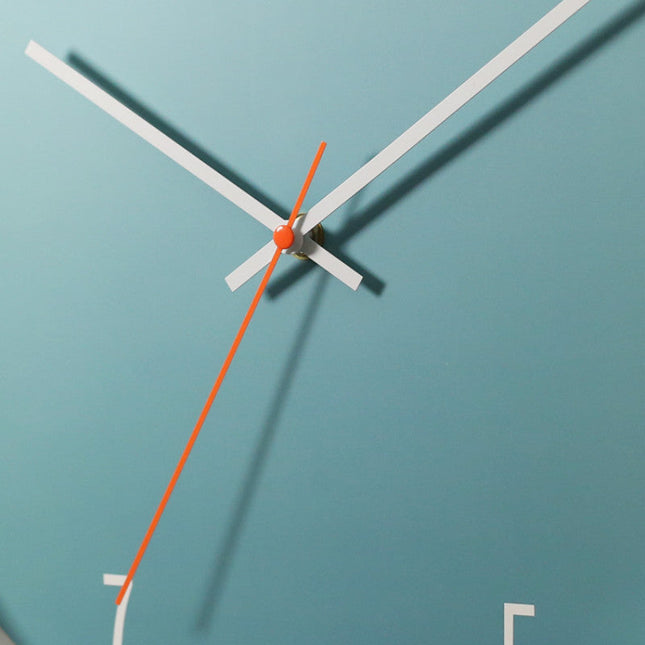 Moderne blåt vægur med hvide tal