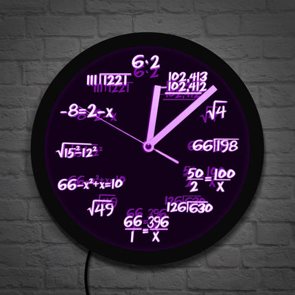Vægur med matematiske formler og LED