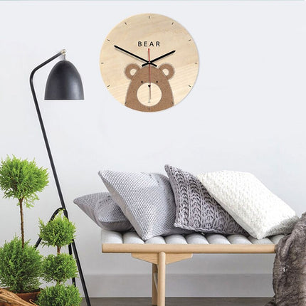 Vægur i træ med bjørnemotiv