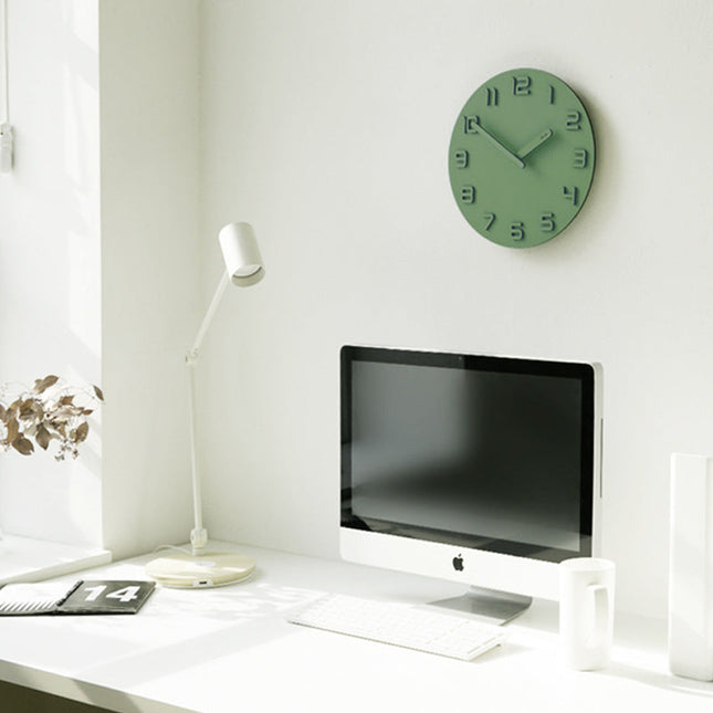 Vægur i træ med 3D-tal