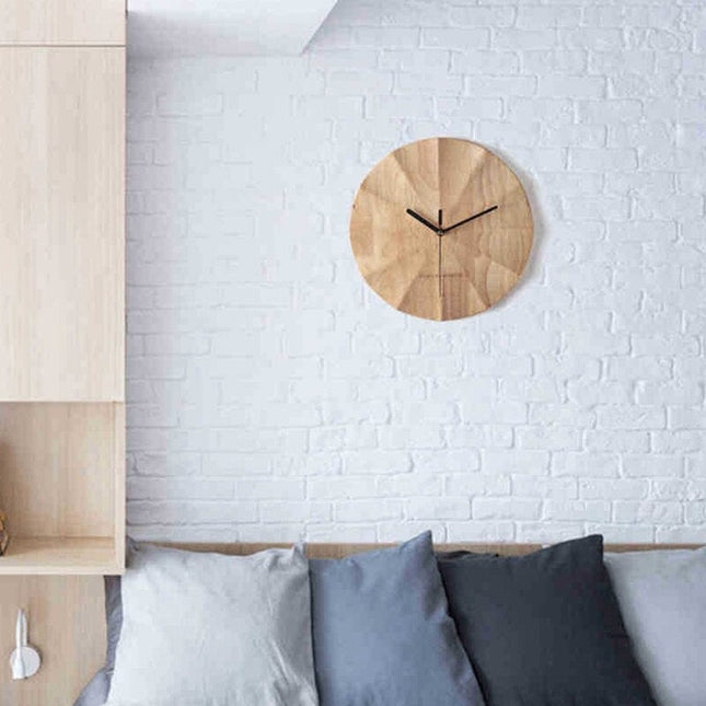 Moderne geometrisk vægur i lyst træ