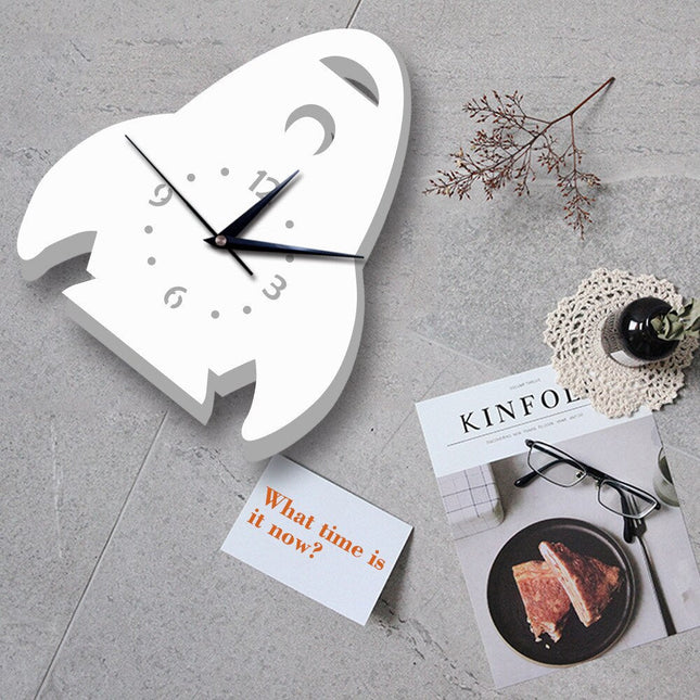 Hvidt vægur formet som raket