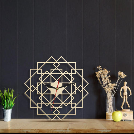 Geometrisk vægur i træ med mandala-design
