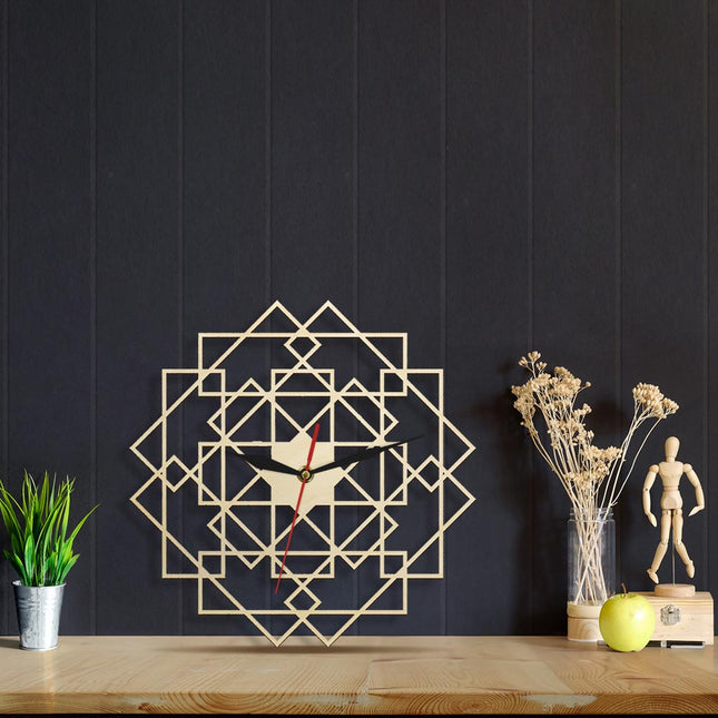 Geometrisk vægur i træ med mandala-design