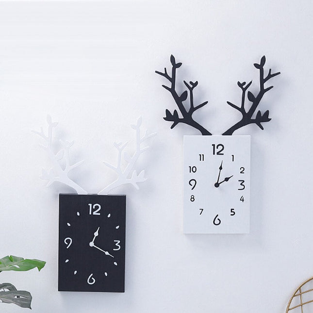 Vægur med gevir i træ