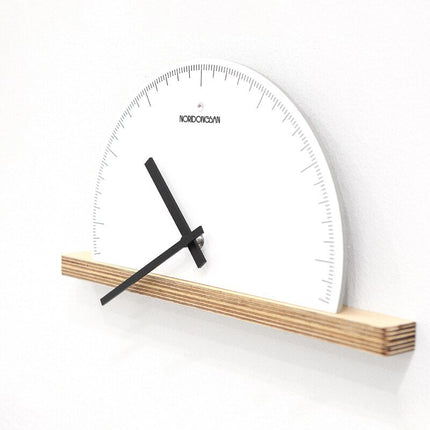 Halvrundt minimalistisk vægur til hylde