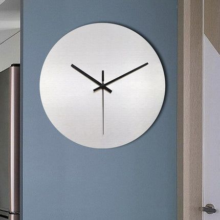 Minimalistisk vægur i børstet metal