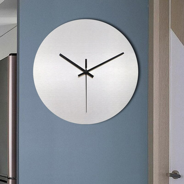 Minimalistisk vægur i børstet metal