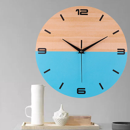 Tofarvet vægur i træ og blå