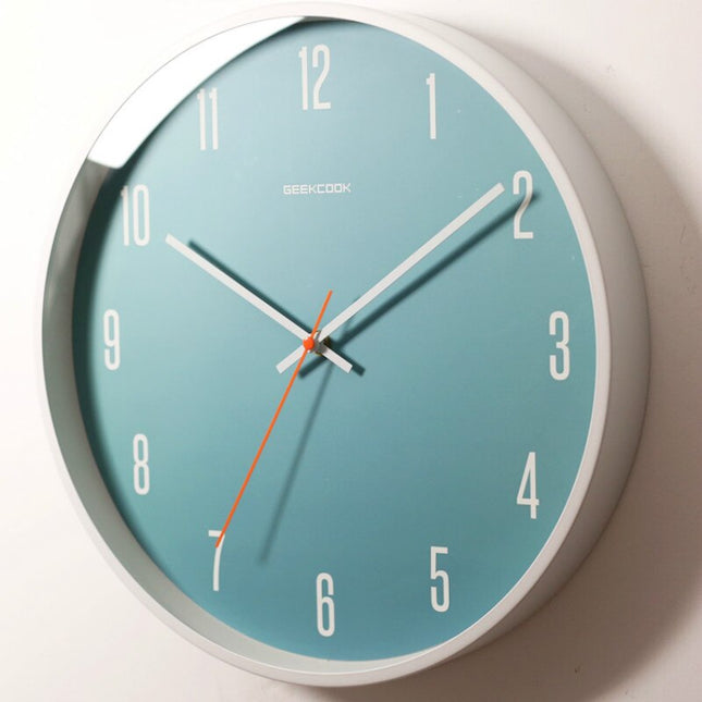 Moderne blåt vægur med hvide tal