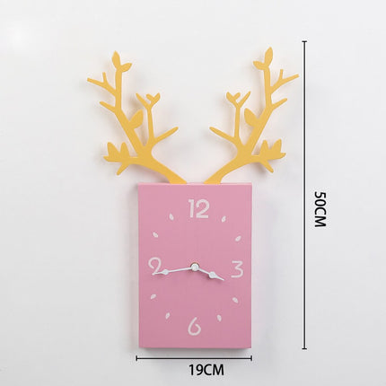 Vægur med gevir i træ