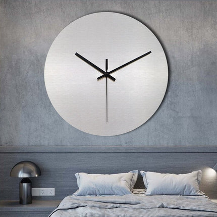 Minimalistisk vægur i børstet metal