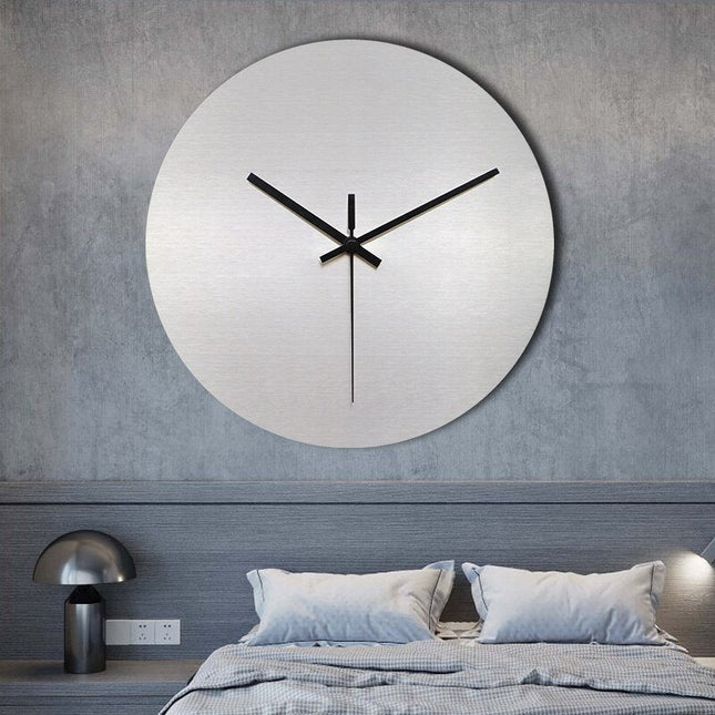 Minimalistisk vægur i børstet metal