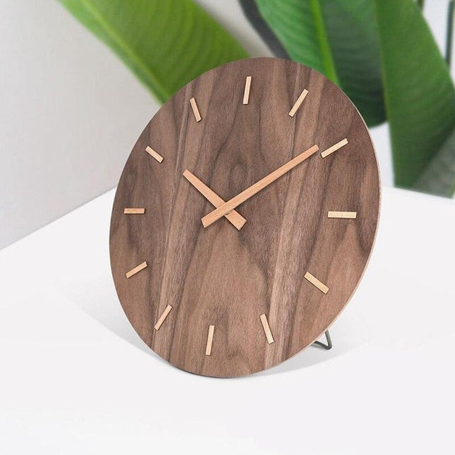 Minimalistisk vægur i mørkt træ