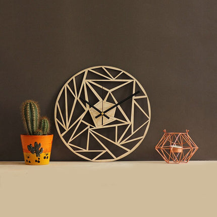 Geometrisk vægur i lyst træ