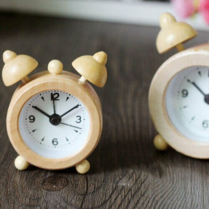 Lille rundt vækkeur i træ