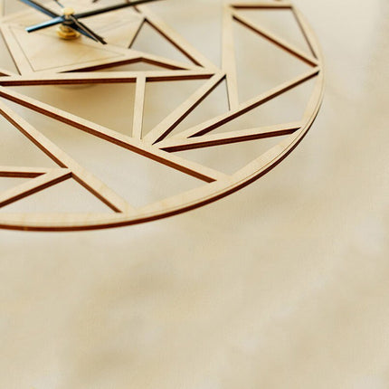 Geometrisk vægur i lyst træ