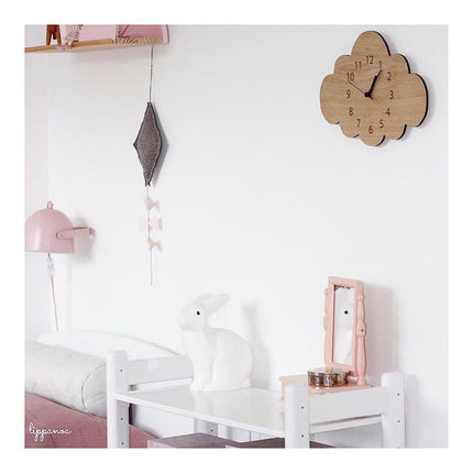 Skyformet vægur i træ til børneværelset