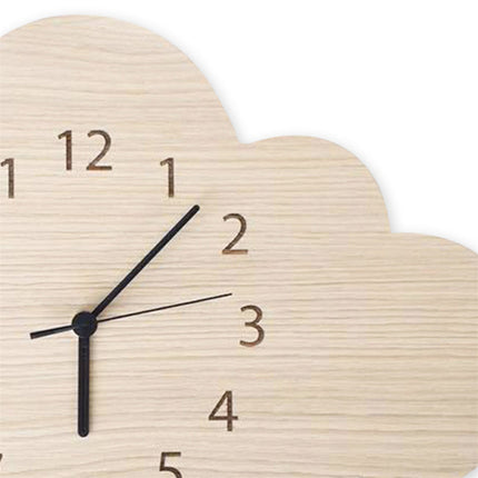 Skyformet vægur i træ til børneværelset