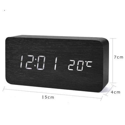 Klassisk digitalt vækkeur i trælook