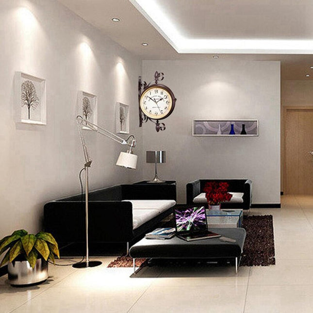 Dobbeltsidet vægur i retro stationsstil