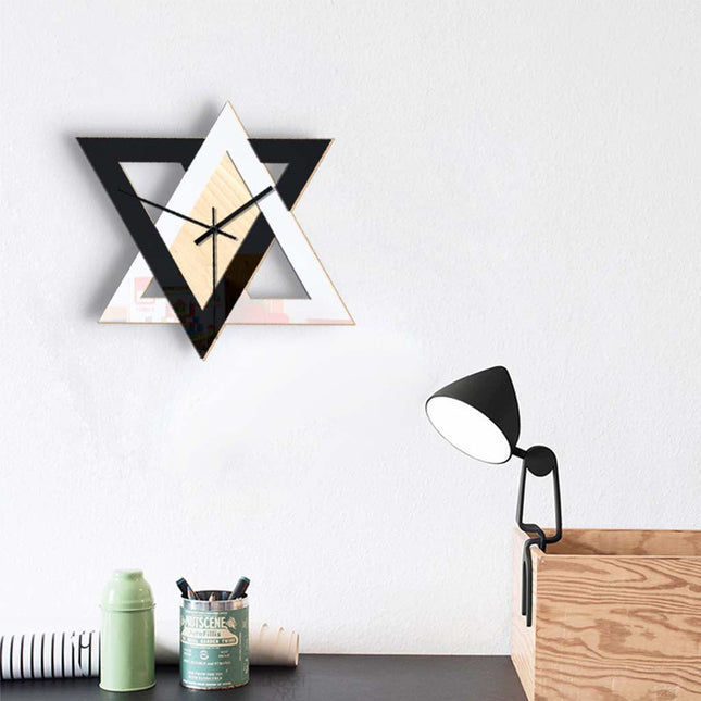 Geometrisk design vægur i træ og metal
