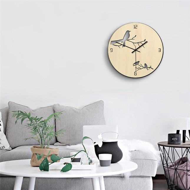 Vægur i træ med udskårne fugle