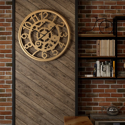 Industrielt vægur med synlige tandhjul