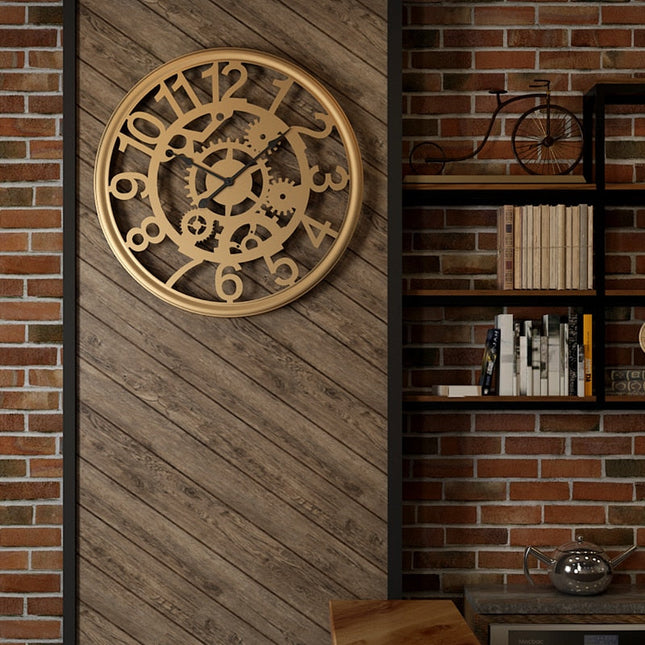 Industrielt vægur med synlige tandhjul