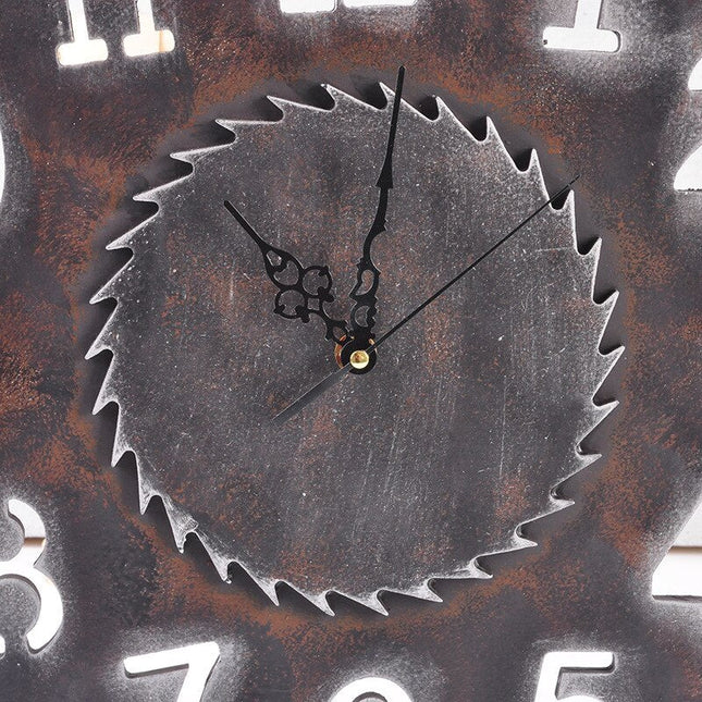 Industrielt vægur formet som savklinge