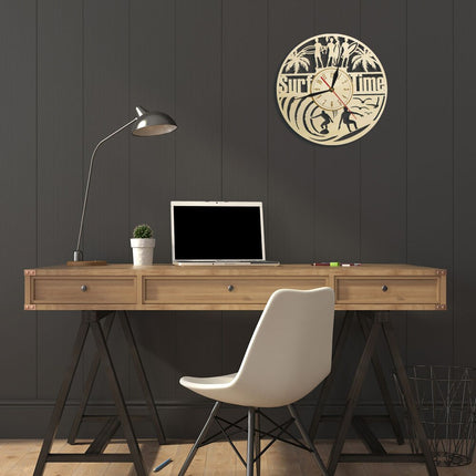 Vægur i træ med surfer tema