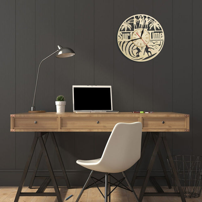 Vægur i træ med surfer tema